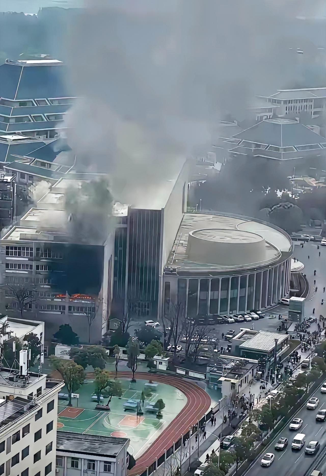 这把火，烧得太有“灵性”了。
湖北美术馆起火，价值连城的藏品毫发无损，展厅也安然