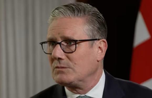 英美这对“铁杆盟友”早都互相看不顺眼，英国首相斯塔默直截了当说自己受够美国了，俩