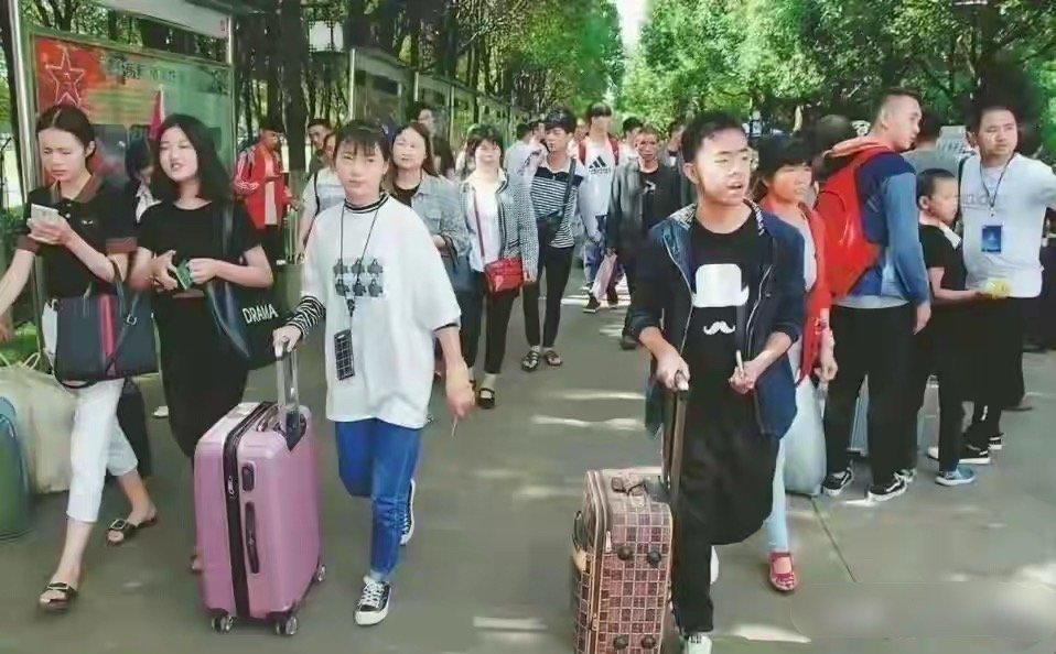 以前大学生对比现在大学生穿搭，时代迭代 ​​​