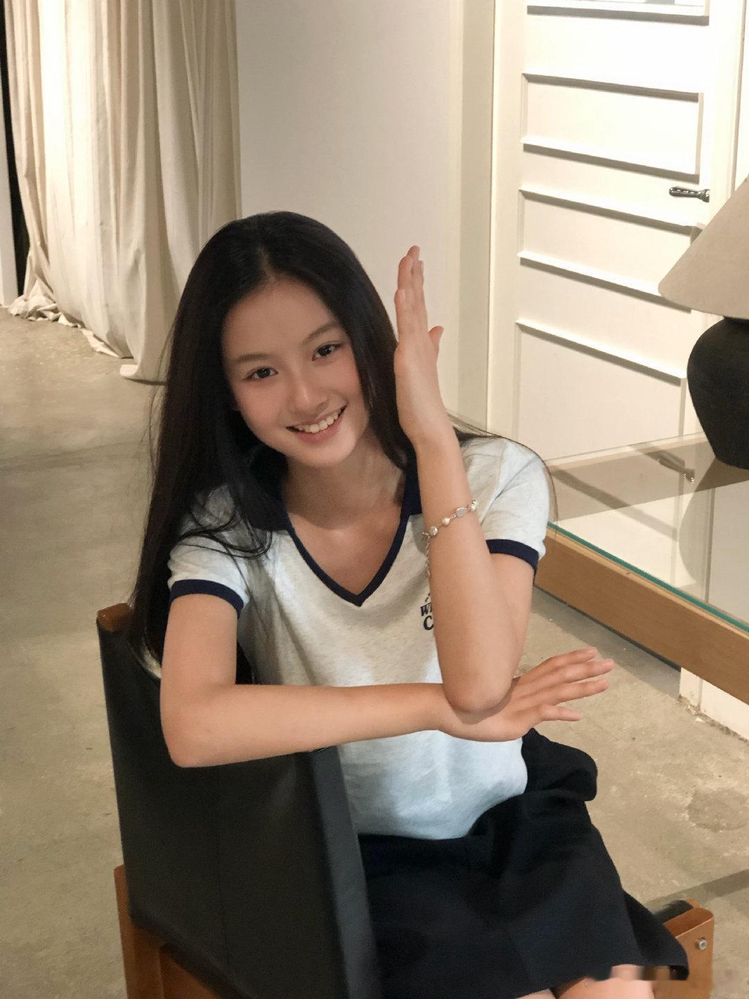 赵钰琪七七回应街拍走红赵钰琪七七新人美大众源源不断的夸赞，让赵钰琪感到意外，这份