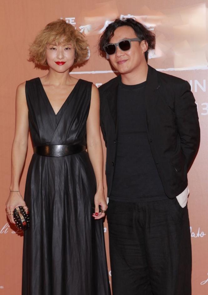 一次，主持人问陈奕迅:“你老婆一个小时内挥霍80万，这么败家，你怎么受得了？”陈