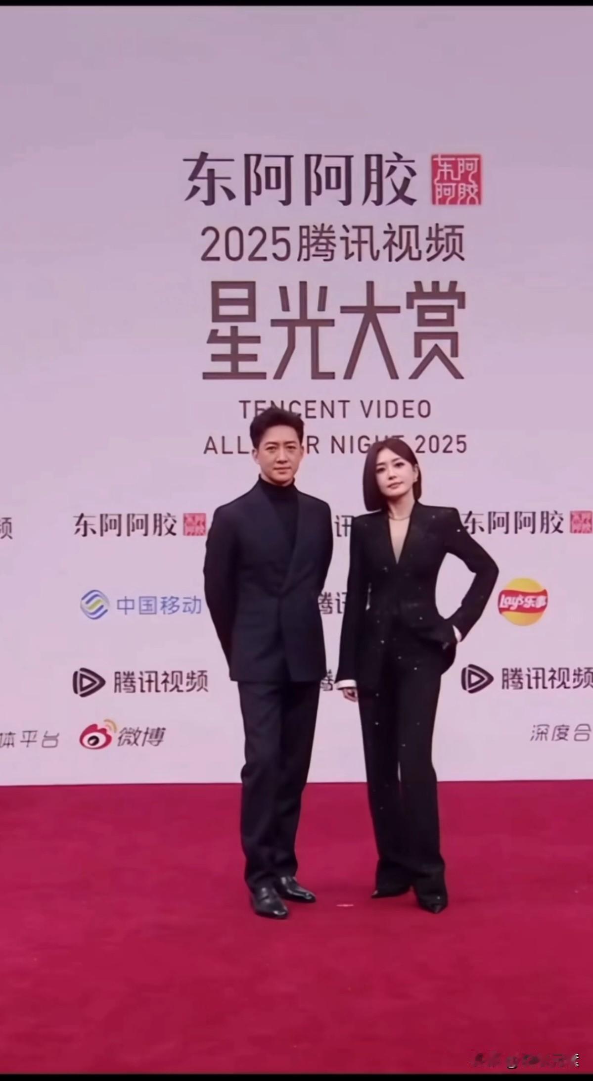 王阳就是帅气，
秦岚就是漂亮，
郎才女貌，在一起很般配的。