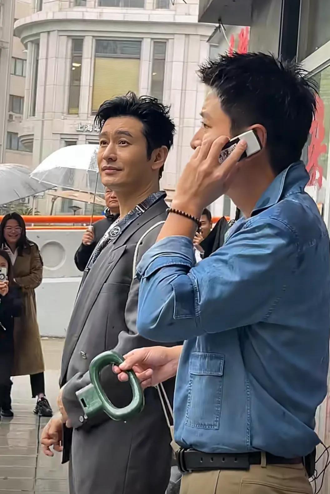 偶遇黄晓明和贾乃亮一起拍摄综艺节目
贾乃亮表演型人格啊
拿着诺基亚打电话
到哪都