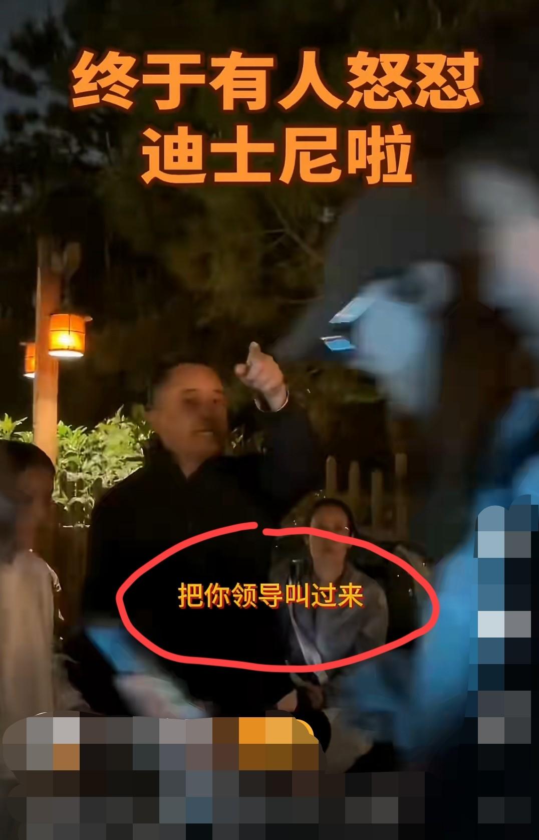 上海迪士尼五一排队三小时，

速通的人从眼前走过三次，

我女儿中暑了。

那天