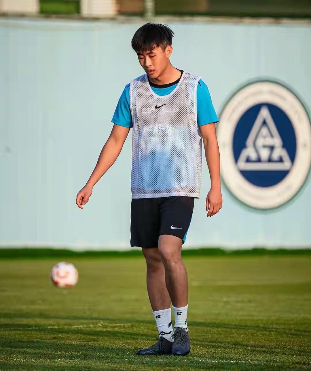 今晚看到戴伟浚发的动态了。

他发了训练照片，说2026年正式开始。

字里行间