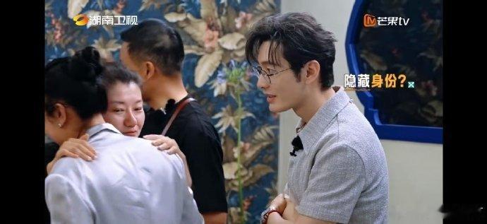 黄晓明被暗访团做局了中餐厅 暗访团身份曝光后，晓明哥第一反应是检查餐桌卫生，这职