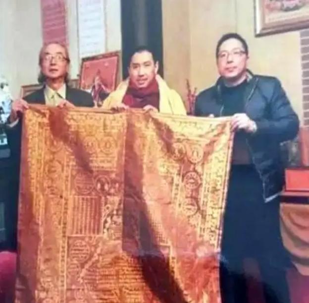 2005年，一件旧袈裟在北京拍卖，却无人问津，一男子觉得蹊跷，花9万买下。回家后