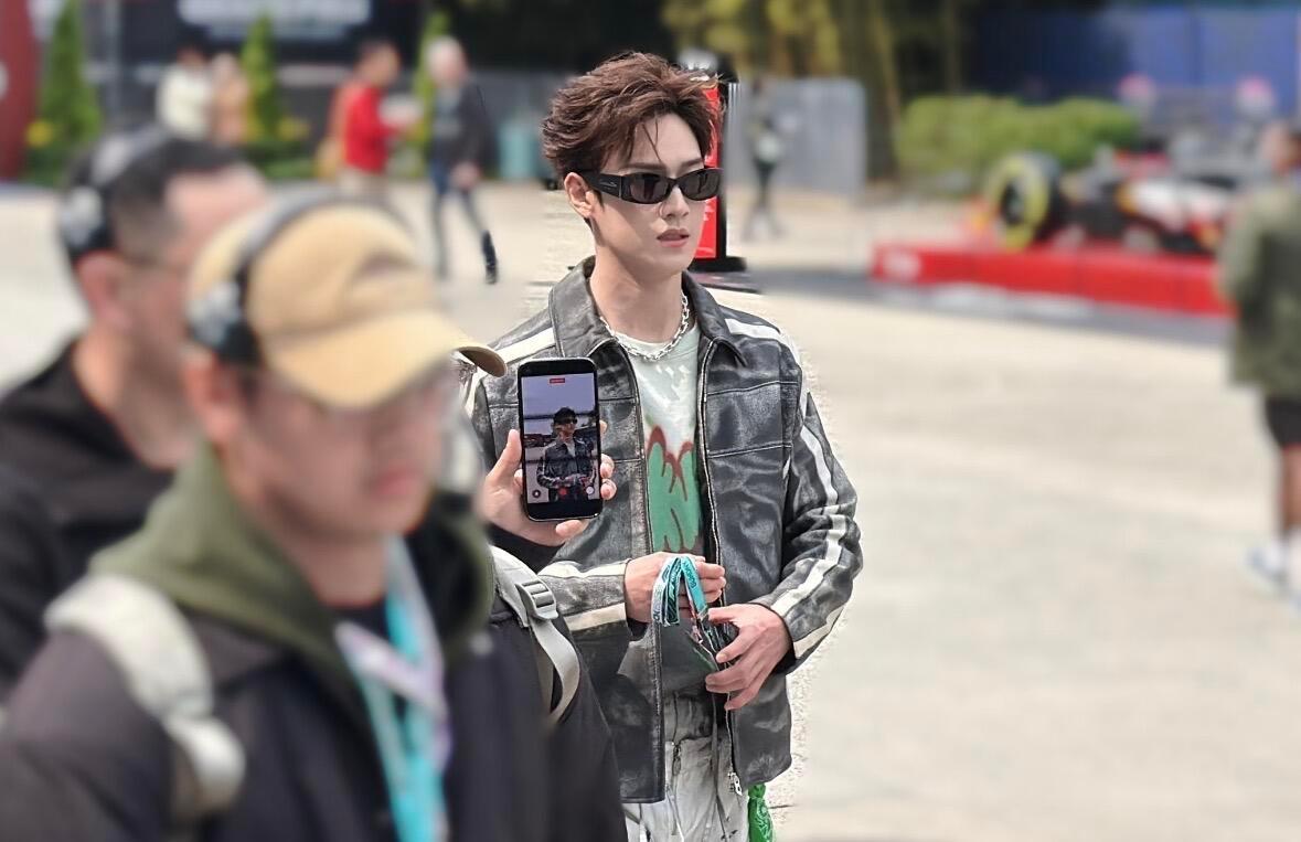 昨天贵公子今天潮男出街李昀锐F1活动状态李昀锐昨天贵公子今天潮男出街