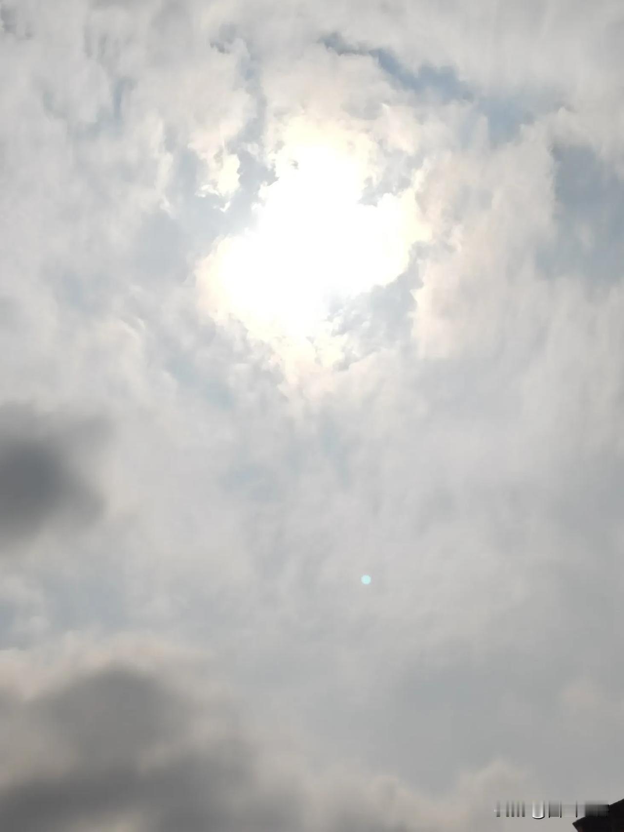 天天下雨！下雨！🌧🌧🌧，好不容易，这眼看太阳公公露脸了，很快，又躲进了云雾