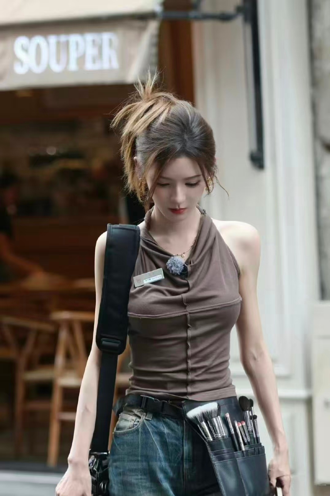 前一秒还是精致到像AI的“形象总监”，后一秒就在仓库搬货搬得灰头土脸。在《巴黎合