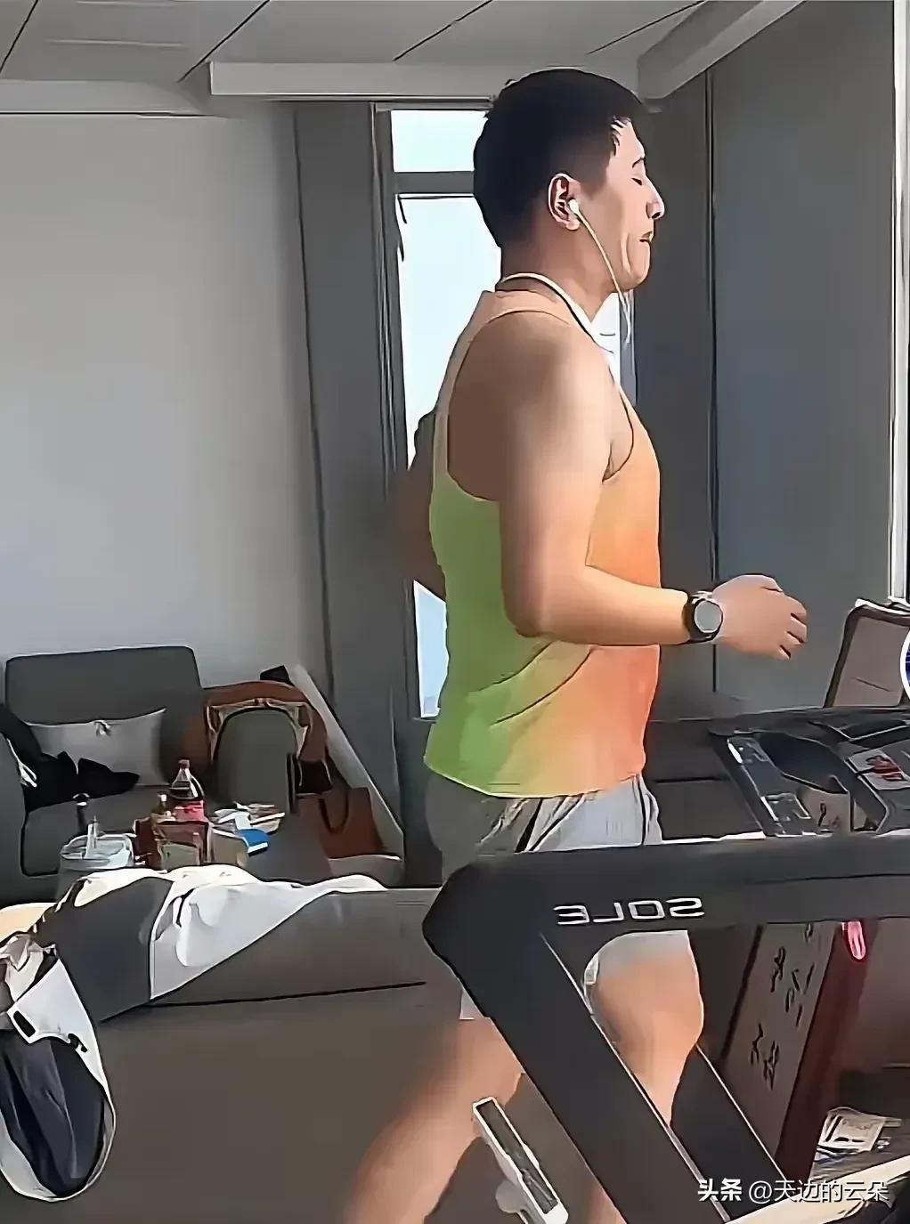 张雪峰这事儿一出来，估计不少公司群里都在私下议论。

我觉得最让人觉得憋屈的，就