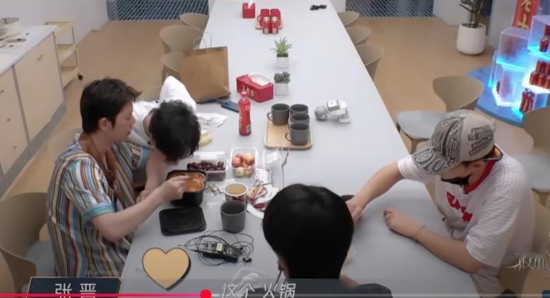 胡夏真够没出息的，王栎鑫吃饭，他在人家碗边不停长吸气闻味，让他吃还不吃。想吃就像