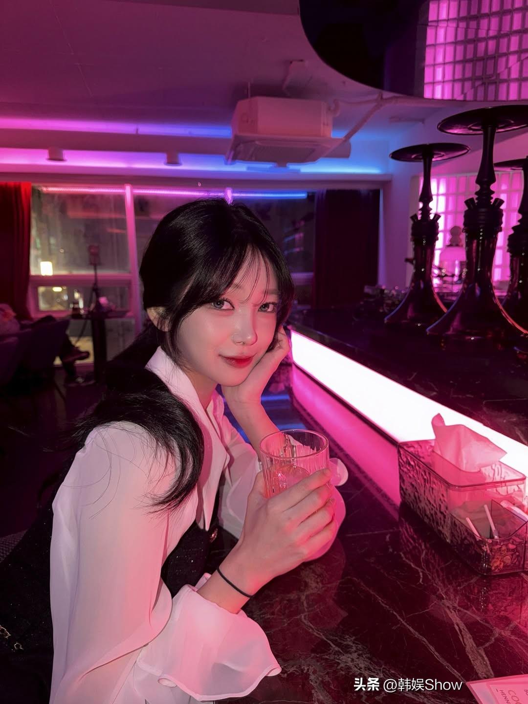 夜晚的酒吧，少女轻抚酒杯，粉紫灯光下，尽显迷人风情。清甜风妆容分享 清纯甜美