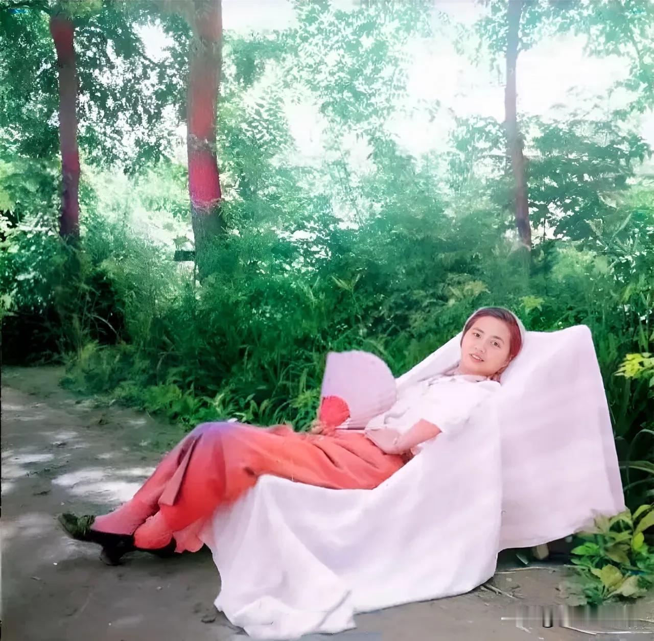 知道这个美女是谁吗？她就是当年延安十大美人之一的张茜，也就是陈毅元帅的夫人！
