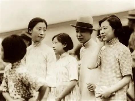 1936年，胡宗南爱上了黄鹤云，听说她已有丈夫时，胡宗南给了她1000大洋，说：