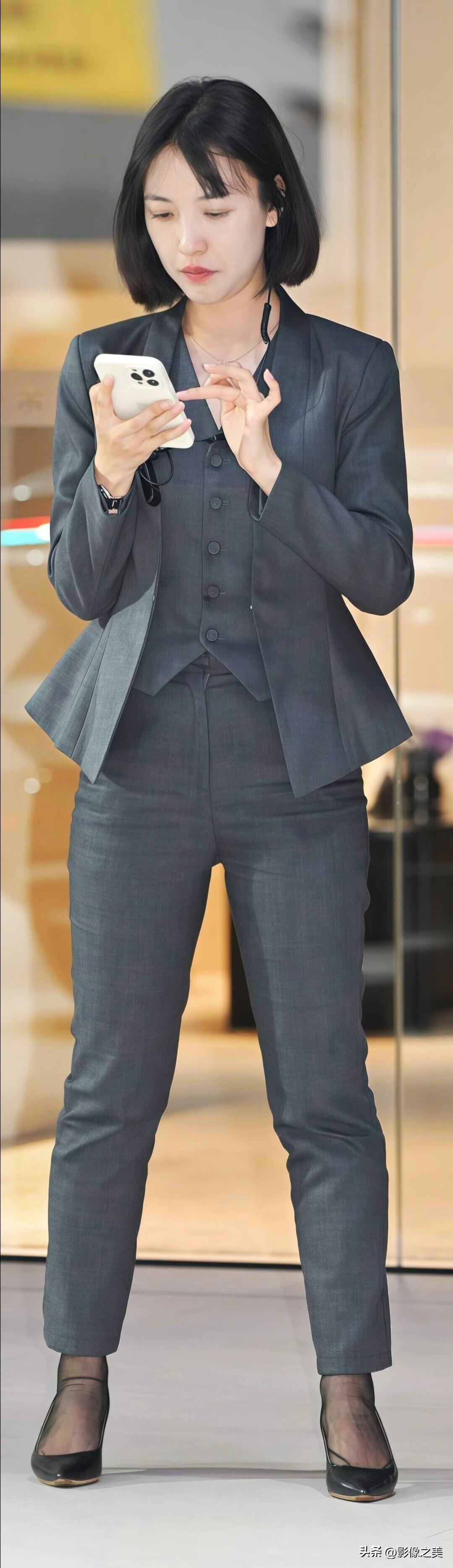 高级灰西装三件套太适合职场，收腰剪裁勾勒利落线条，九分西裤搭配细高跟，简约短发加