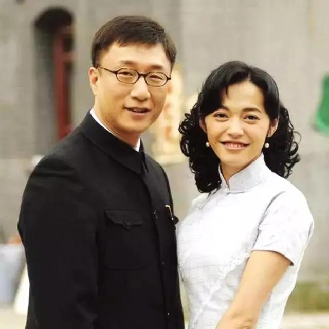 拍《潜伏》，原定男女主角是辛柏青和朱媛媛，但两口子都没接，朱媛媛看得很开：“钱挣