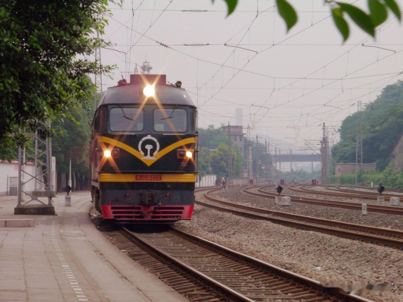 2012年6月拍摄于成渝铁路小南海车站，一台东风4B型内燃机车干完活后准备返回重