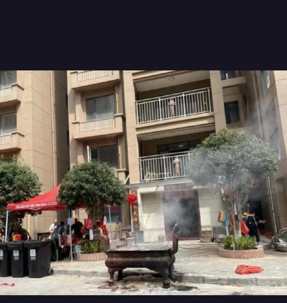 你见过将住宅变成祠堂的事吗？近日，江西赣州就上演了这样一幕。小区底楼的一位业主居
