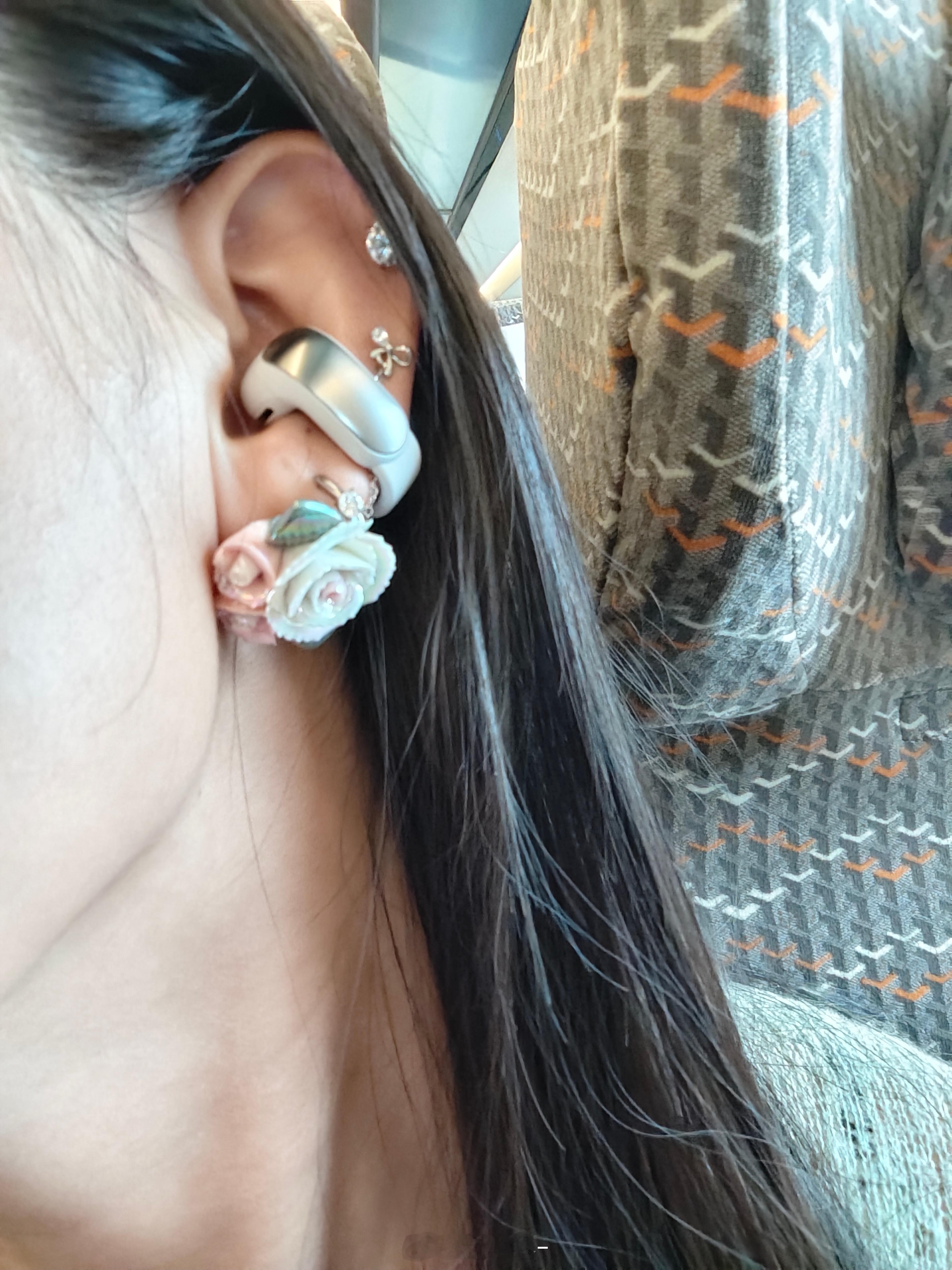 刀锋般的下颌线和五彩缤纷的耳朵👂[喵喵]  ​​​