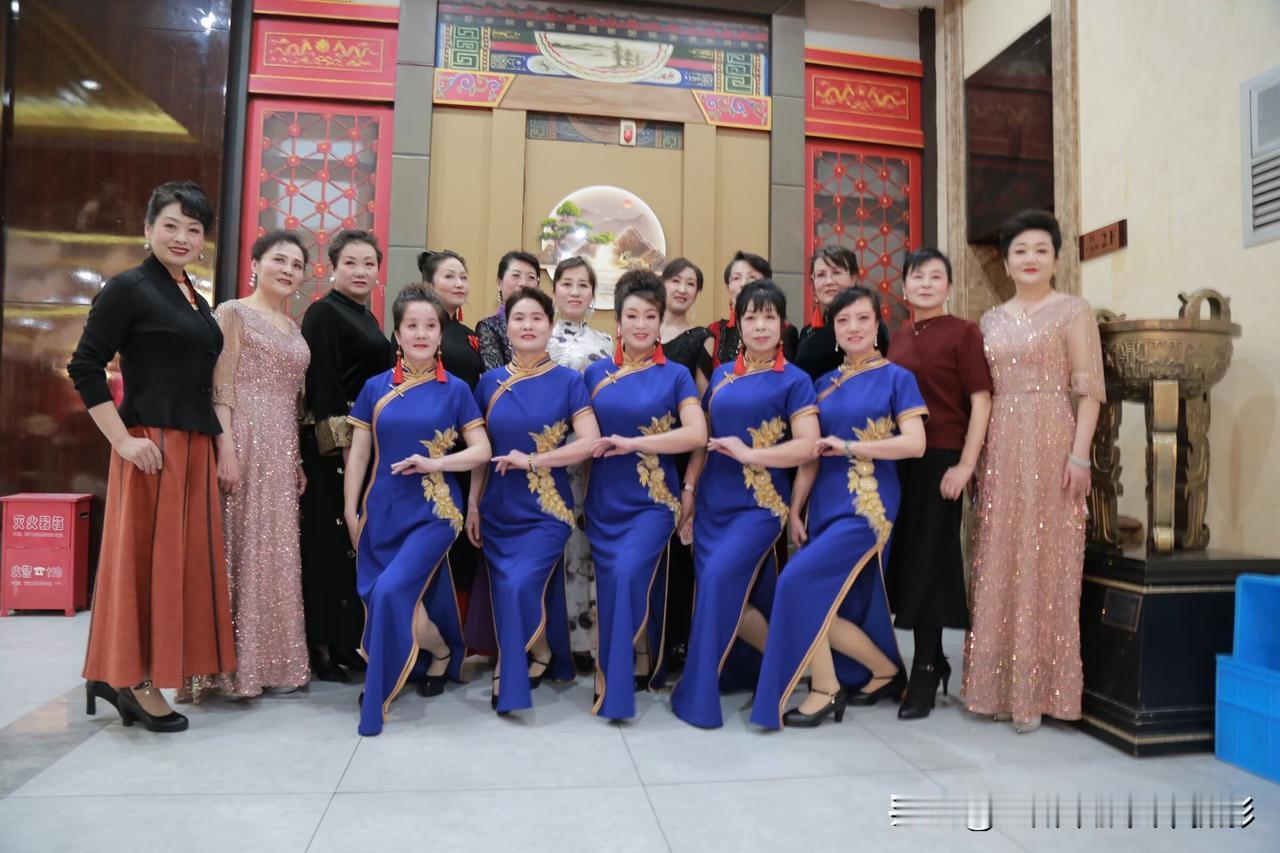 霓裳映银龄 旗韵绽芳华 甘肃全省老年团体荟萃兰州演绎岁月之美
       20