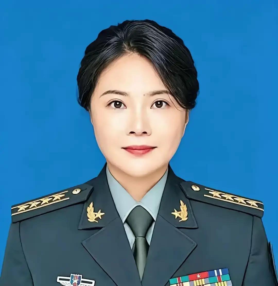 高雪莲，女，汉族，1976年10月出生，重庆渝中人，1996年7月入伍，1997