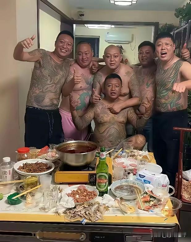 一帮“无所事事”、“自以为是”的江湖混混，在正常人眼中就是“古惑仔”、“不正经”