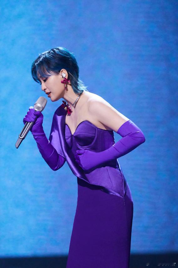 李宇春周笔畅同台 今夕是何年 听闻她们20年后唱《17岁》，心潮澎湃，05年追超