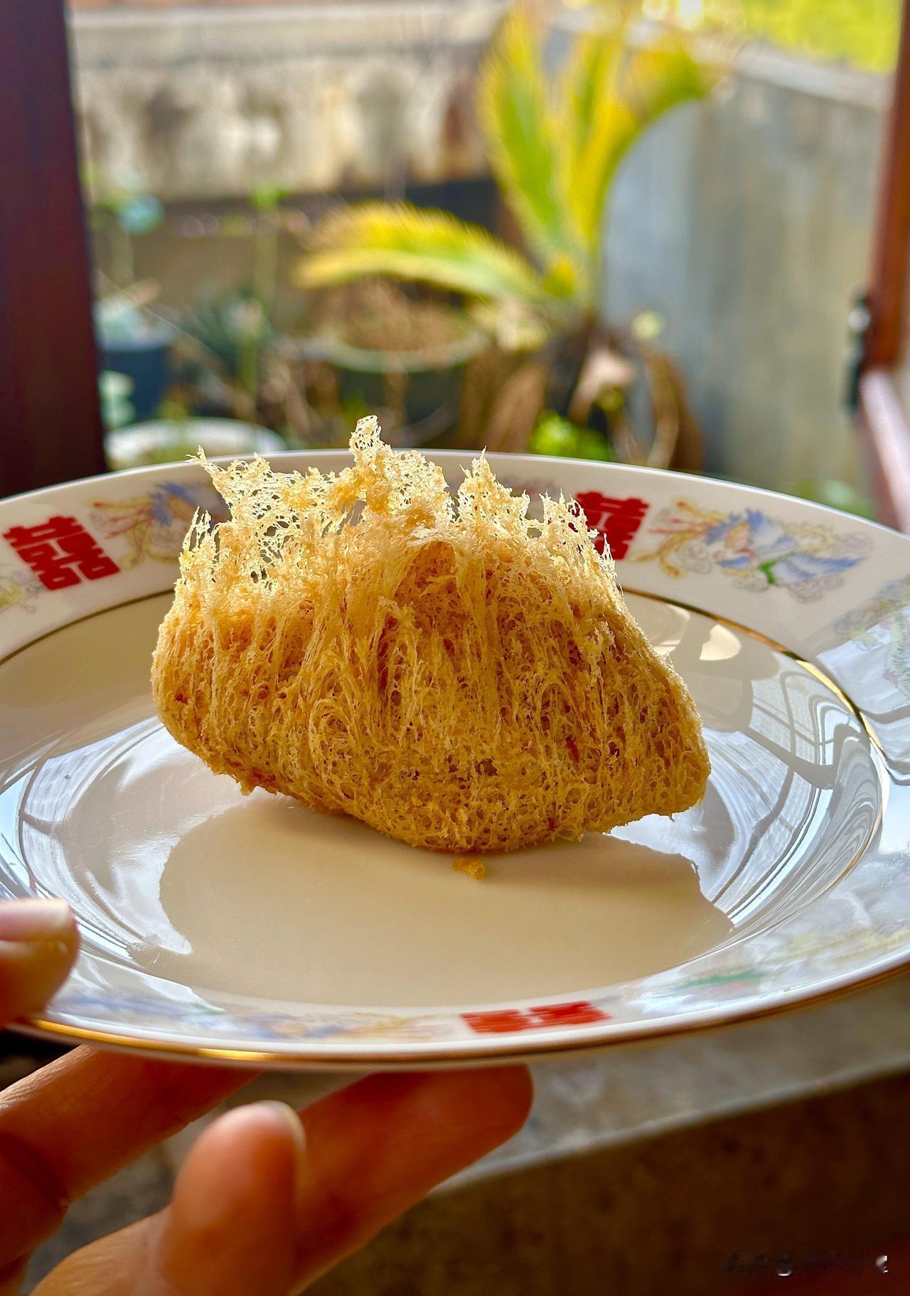 分享我这周有趣的事：上次做了蜂巢芋角，是传统的咸口的，今天试着做了流心的，超好吃