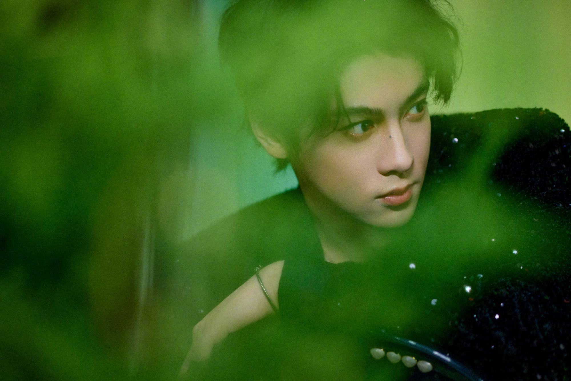 田栩宁  今日品牌直播造型图集，黑色亮片造型，皱褶飘带装饰，搭配 BVLGARI