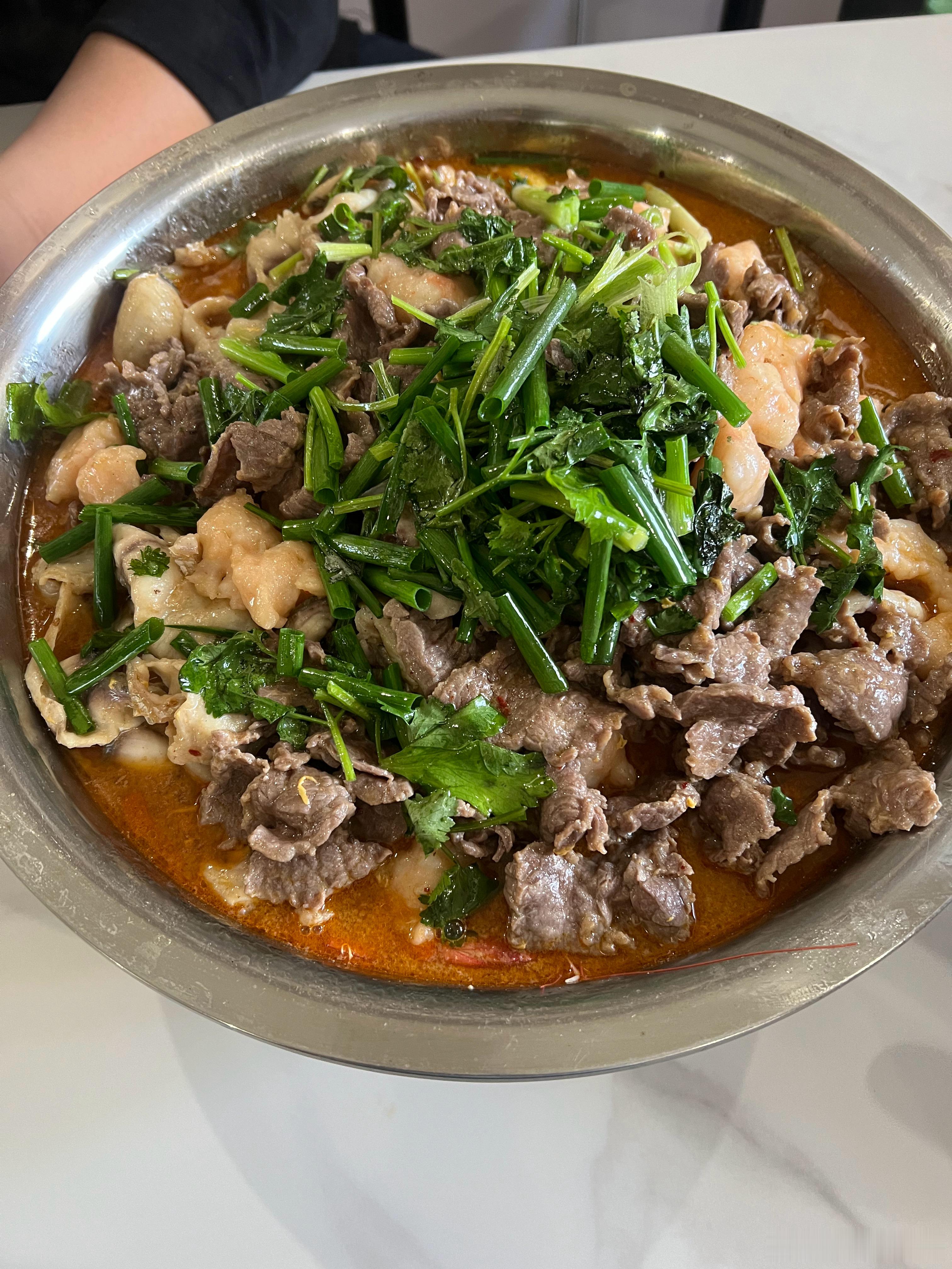 休息在家搞一盆大杂烩、红油浓郁、牛肉海鲜给够，香菜小葱一撒，烟火气直接拉满，下饭