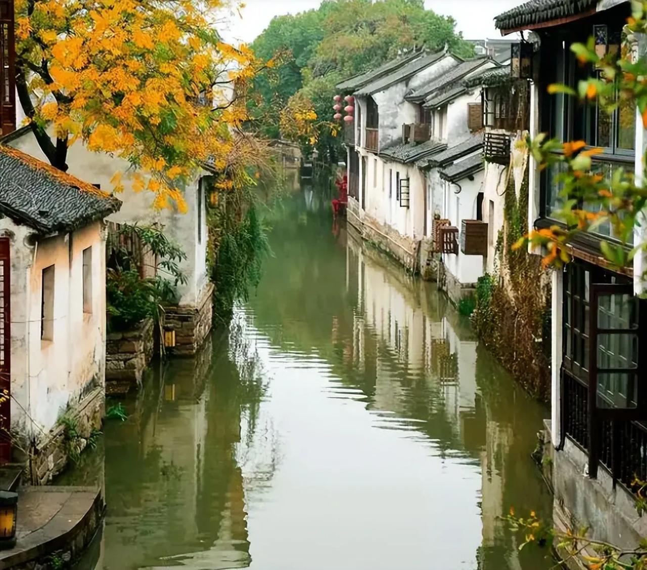 绣辇出邯郸，红妆下江南。
江南风更软，催开百花筵。
月素云也轻，桑下听蚕言。
一