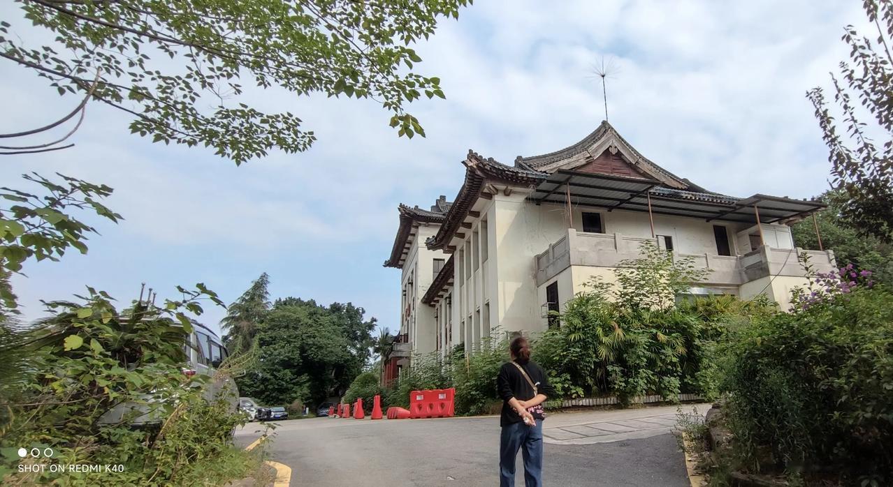 大家早上好！
岁月2751
《寻》重庆江陵厂苏联专家楼
千年古韵东方美，
中苏友