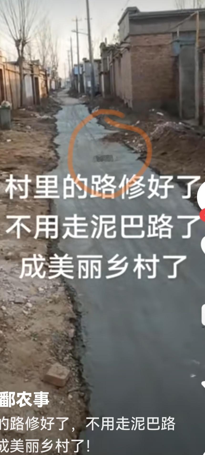 这是ai作品，细看还有路中间一个下水道的铁篦子。胡同里是不可能有的。再说，现在谁