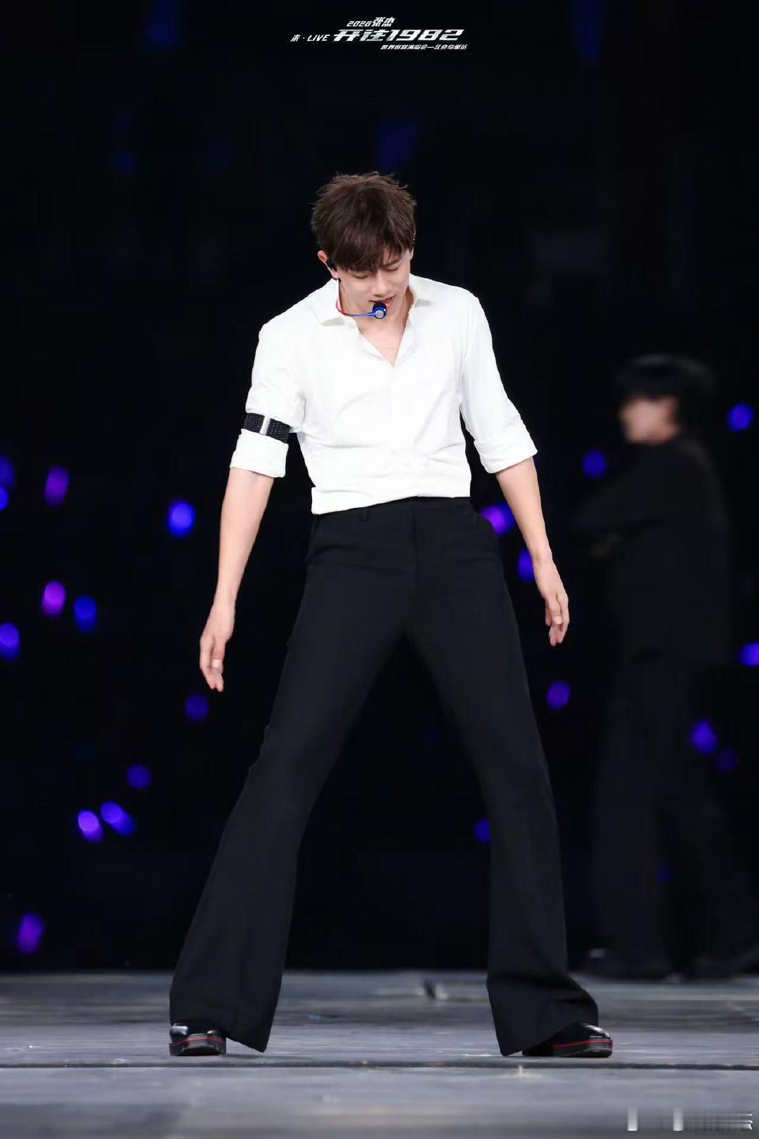 张杰初代选秀唱跳刺客唱跳全程稳得离谱，体力在线气息超稳，后辈真的要好好借鉴学习 