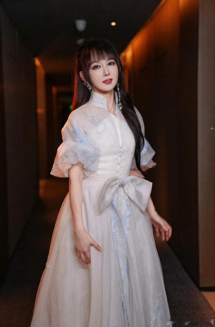 高旭萨顶顶合唱这波合作太惊艳！萨顶顶高旭解锁《借过一下》新唱法，声线交织的瞬间直