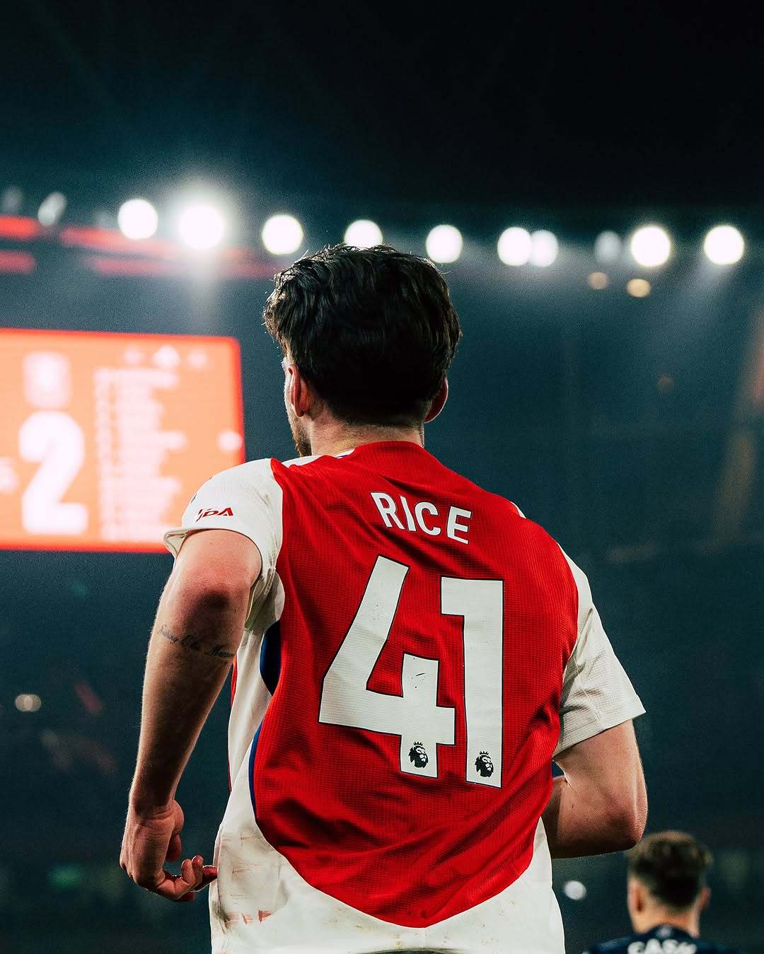 赖斯[超话]  赖斯  Pitchside这次摄影师离得很近了与阿森纳旗帜相融 