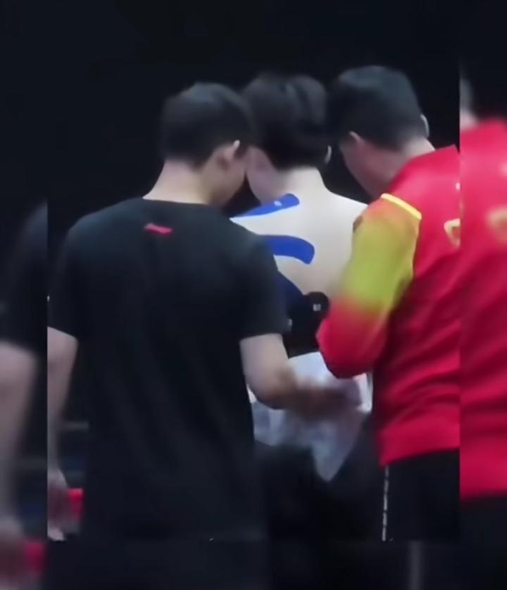 看到王楚钦满身伤贴，瞬间就心疼了。他自己也说，后背伤得厉害，连呼吸都牵扯着疼，可