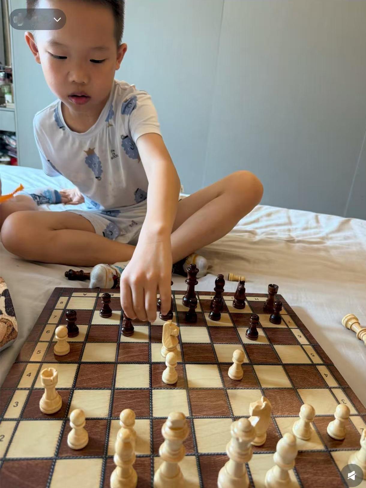 德云社烧饼在家带娃，陪大儿子烧麦下国际象棋被网友嘲笑，玩得明白吗？烧饼一家被称作
