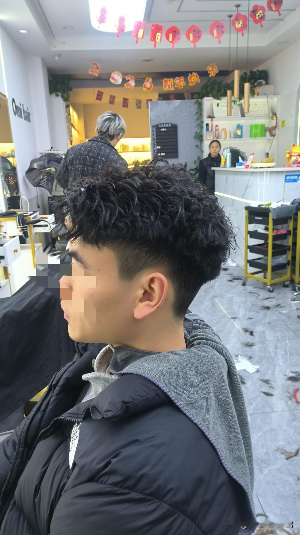 还有4天放假了，这几天理发店肯定都是忙的连饭都吃不上吧，美发行业这几天普遍涨价1