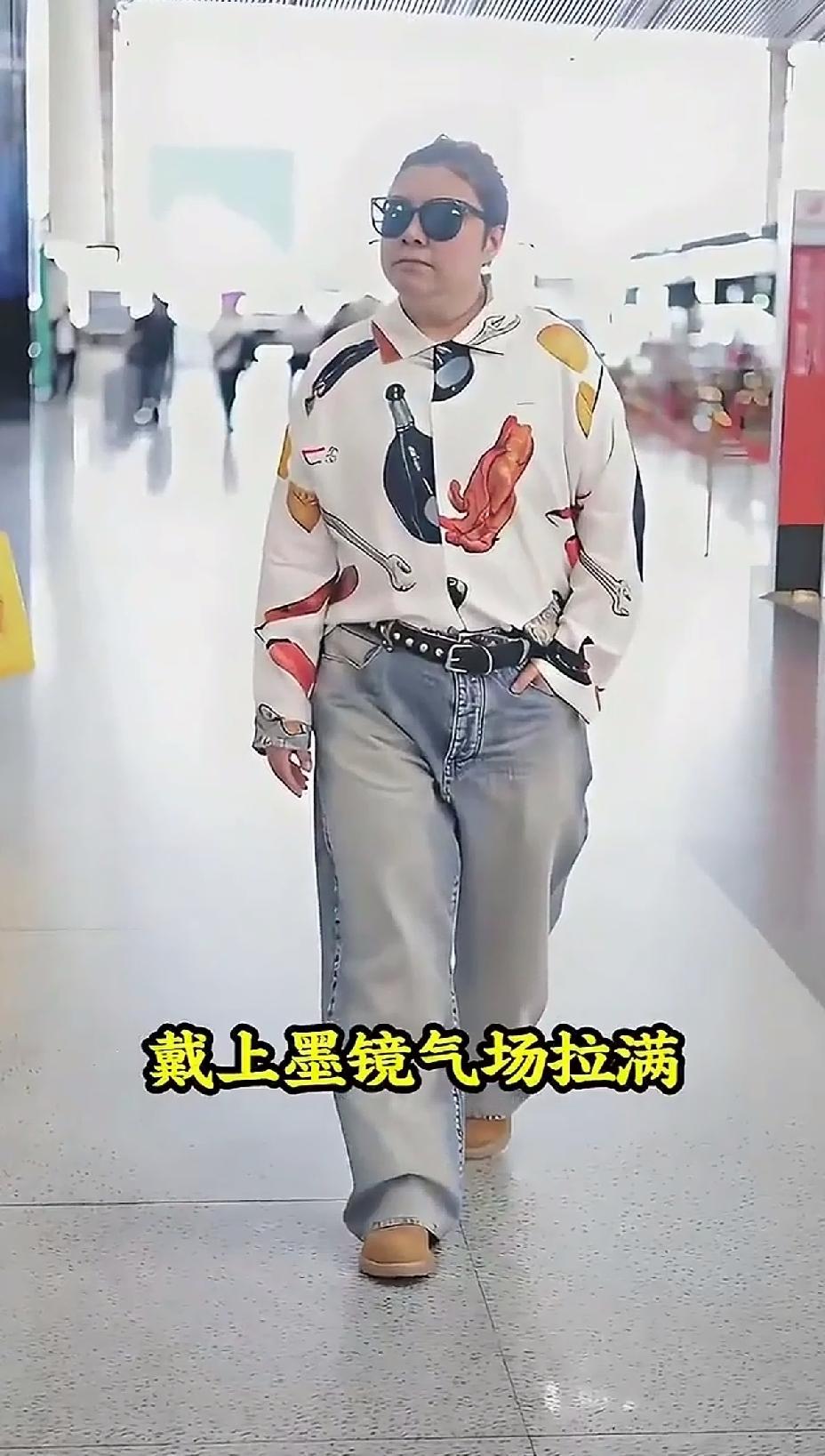 韩红穿这套衣服很适合，衬衣配牛仔裤，休闲利索，还显高。