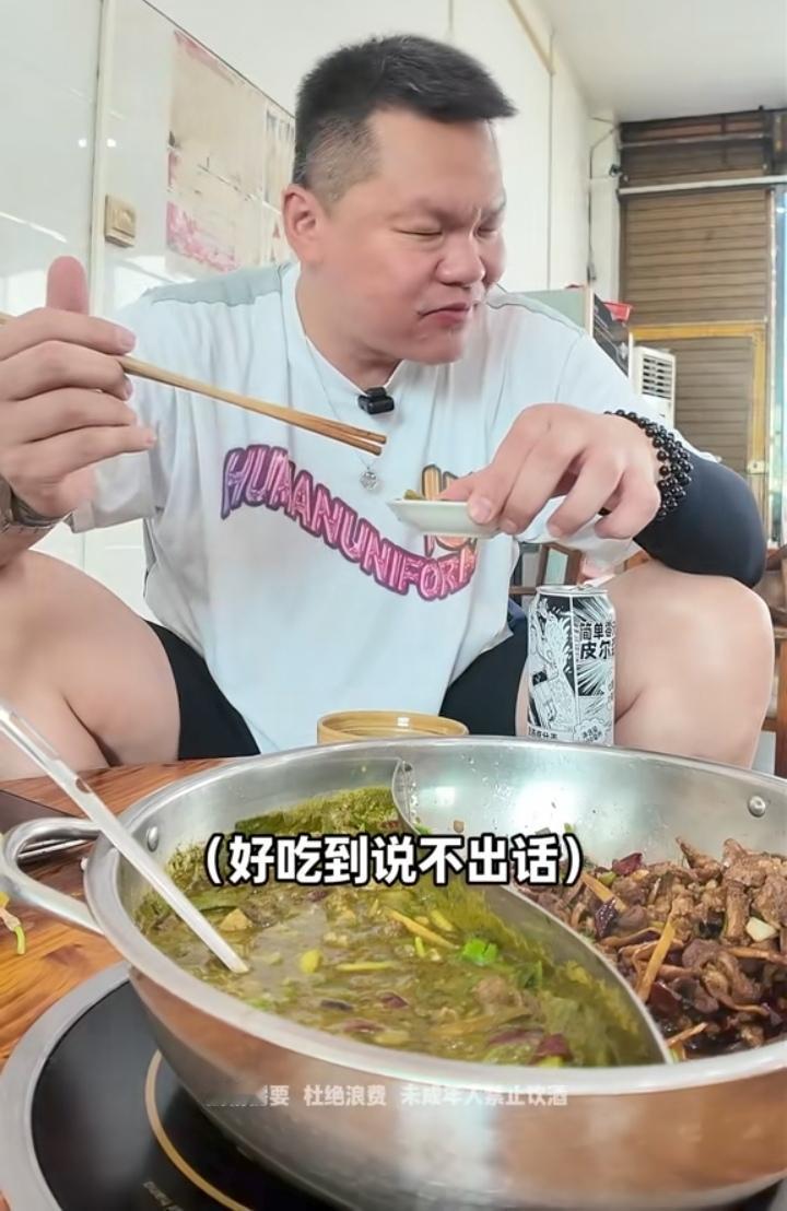近日，“三分雨拳王”朱芳雨到贵州榕江，特意去了牛瘪一条街找了一家“瘪王”吃牛瘪锅