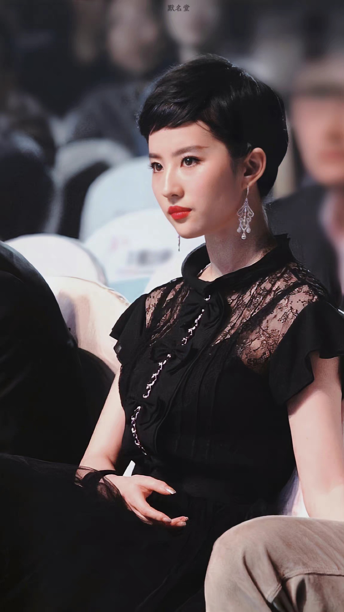#短发的刘亦菲# 大美女就是不管长发短发都美得很轻松，而且刘亦菲不同的短发有不同