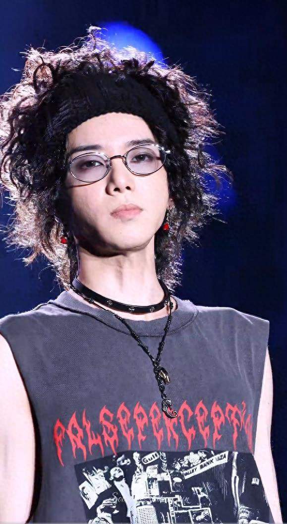 华晨宇“失眠照”真相：发带背锅，全网从心疼到笑疯