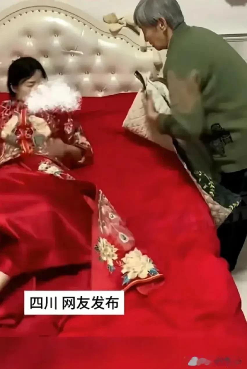四川网友发出，新婚当天，婆婆拿着一个块白色的铺被放到媳妇的新床上，这是有什么寓意