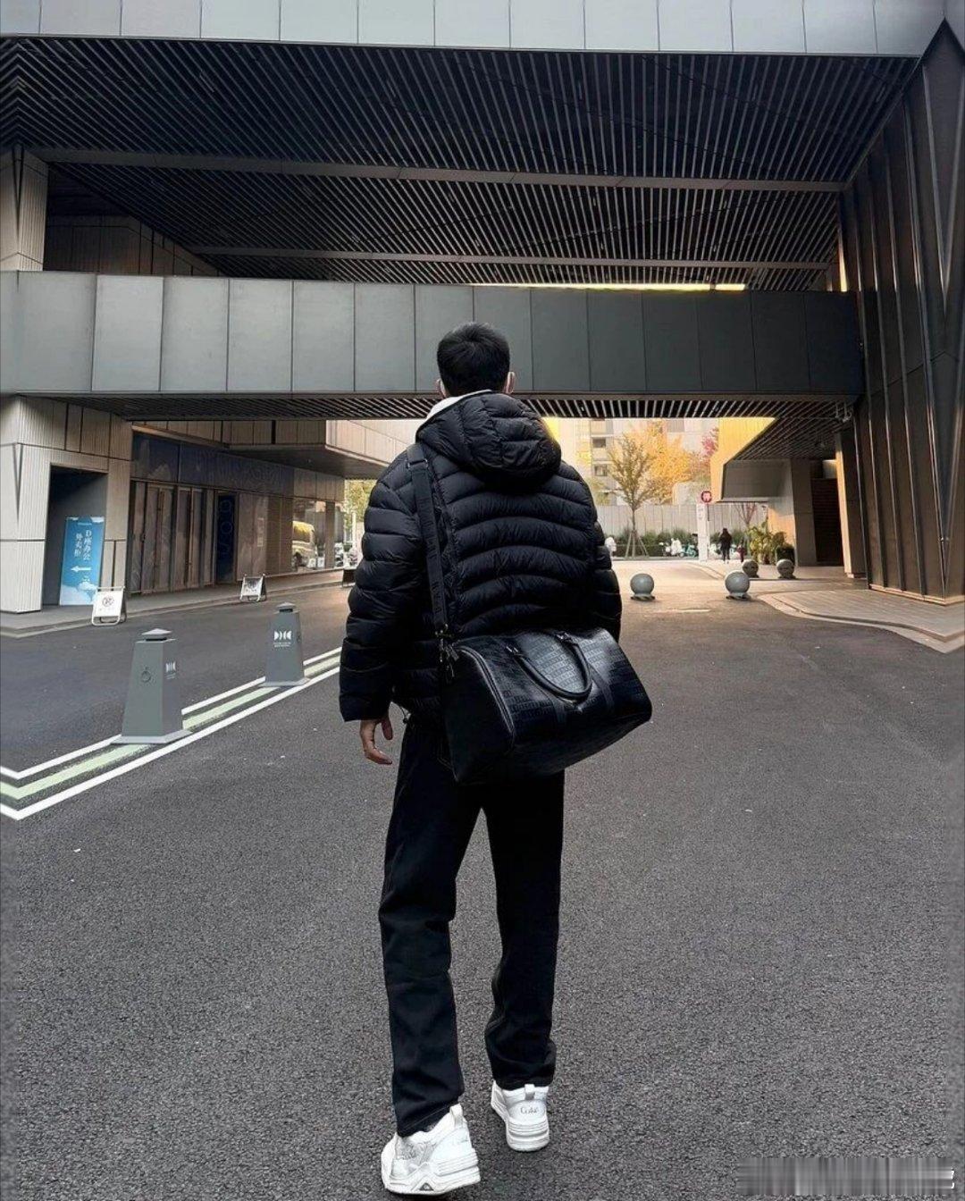 cityboy穿搭｜秋冬不臃肿🌋今日份OOTD是简单的黑白配 黑色排骨羽绒服叠