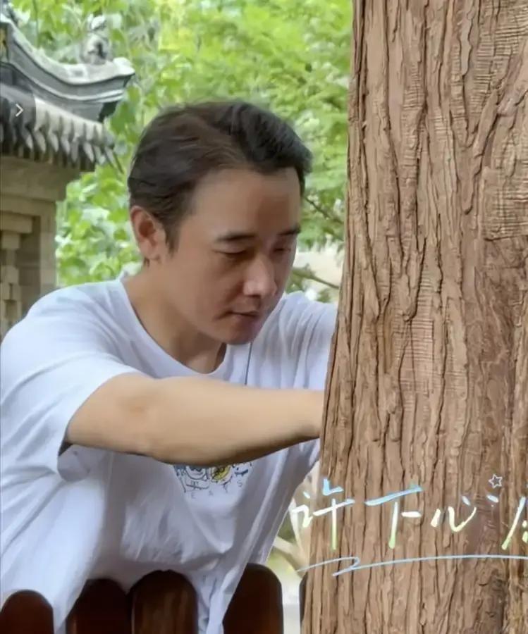 罗晋在半年里，去了两次辽宁丹东的大孤山。

第一次他用墨镜口罩毛线帽把脸捂得严严
