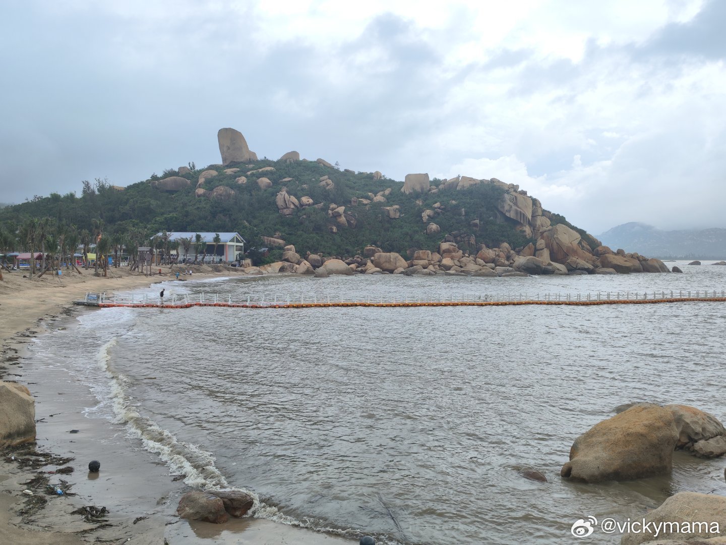 那琴半岛栈道比澳门龙爪角艰难四五倍，至少穿过三个一线天、两处涨潮沙道，上上落落，