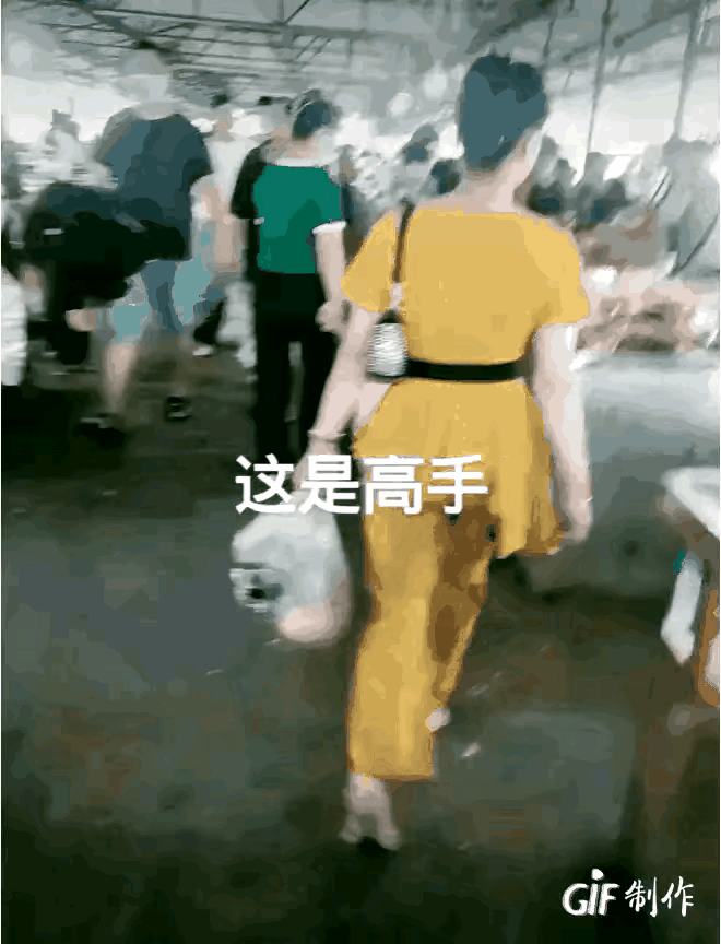 一位穿黄色衣服的女人来到了一家超市，她走进肉食店里，熙熙攘攘的人，在摊位，买各种