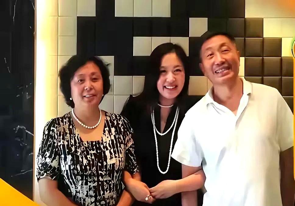 起名焦虑？看杜源怎么玩！

杜源把女儿叫“杜女”，还预告儿子叫“杜男”，谐音“肚